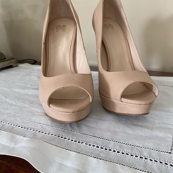 Peep Toe Platform Pump - Picture 3 of 6